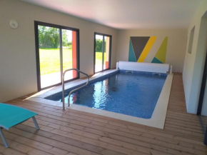 Piscine intérieure privée chauffée toute l'année à 29